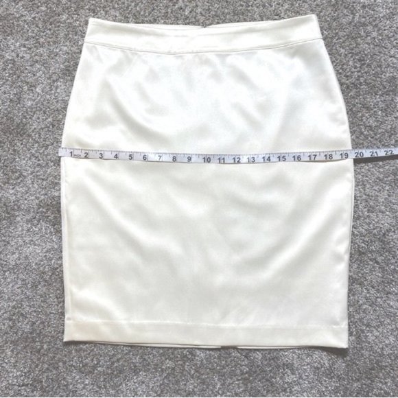Forever 21 satin lined short pencil skirt w back zipper close.  Women's size 8 - Picture 9 of 9